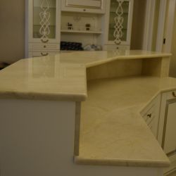 Барная стойка на кухне из мрамора Крема Марфил